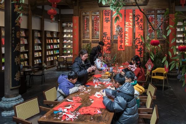 当前位置:>首页>资讯中心>政务要闻>"龙腾四海"书画展,"金龙献春 翰墨