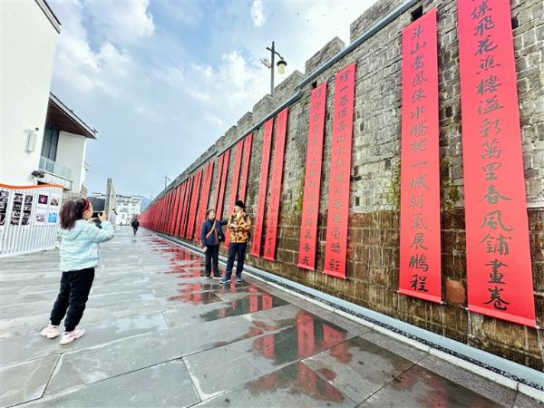 当前位置:>首页>资讯中心>政务要闻>"龙腾四海"书画展,"金龙献春 翰墨