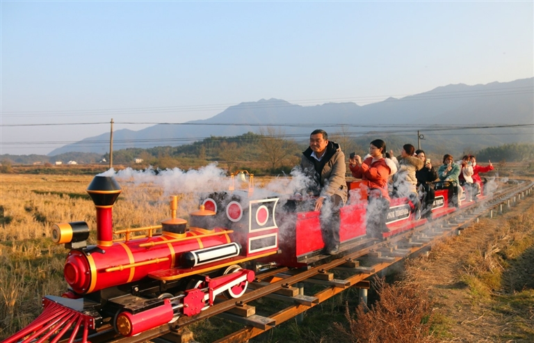 网红小火车田园好风景