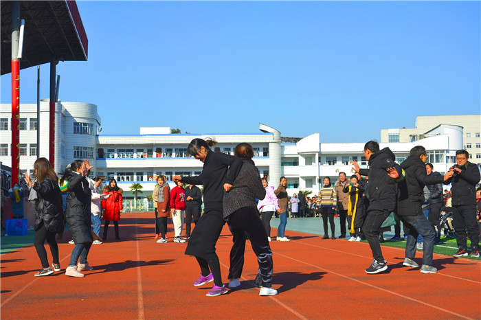 新安小学举行"庆元旦,迎新年"教职工趣味运动会