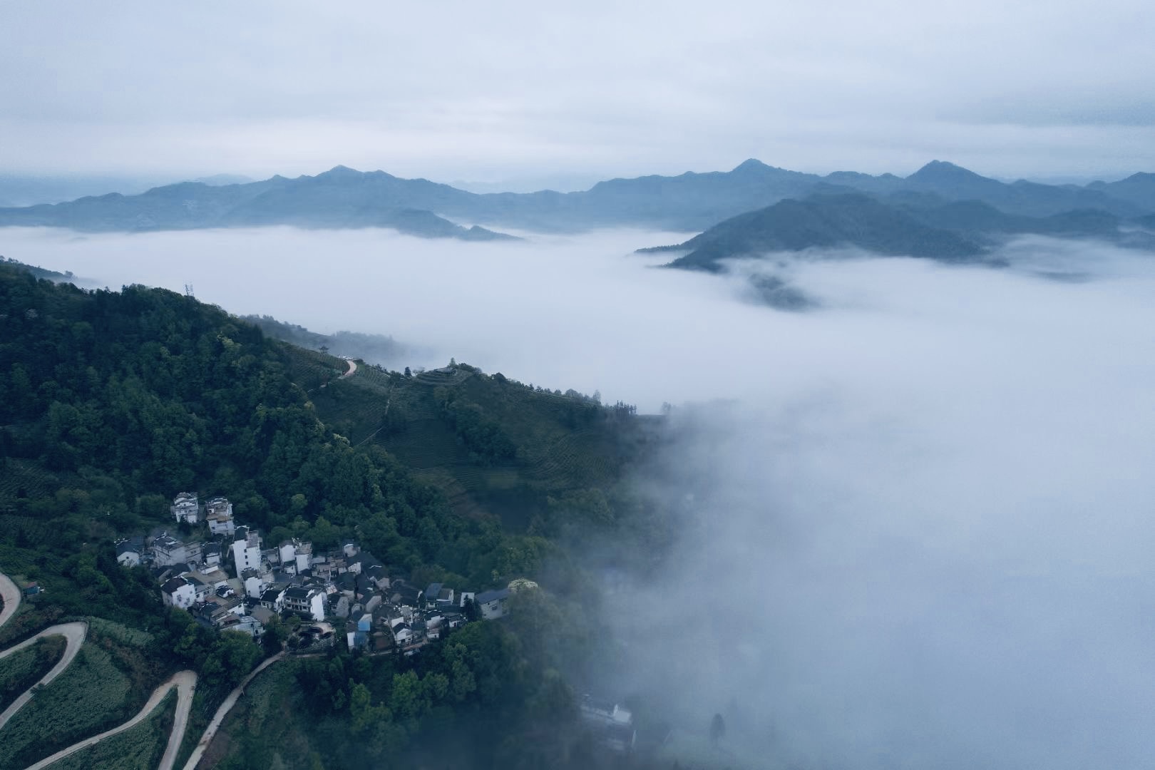 黄山市歙县霞坑镇:雨后石潭,半山烟云半山清