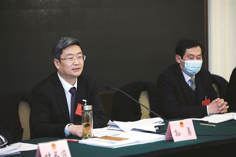 孙勇在参加屯溪区代表团审议时要求