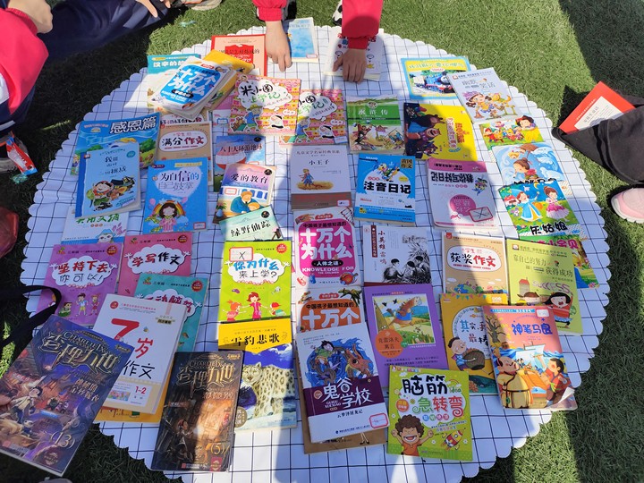 图书义卖送温暖雷锋精神记心间黄山市实验小学开展图书义卖活动