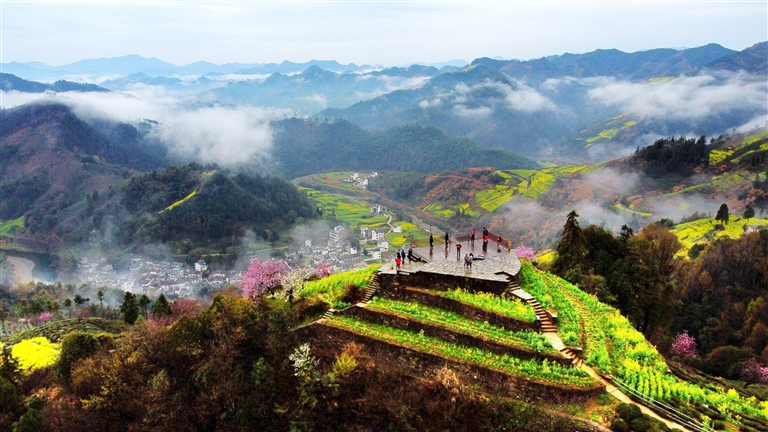 3月5日,歙县霞坑镇石潭村云海涌现,宛若仙境.