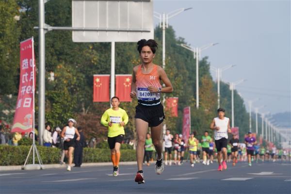 会客天下 游跑黄山 2023黄山马拉松鸣枪开跑