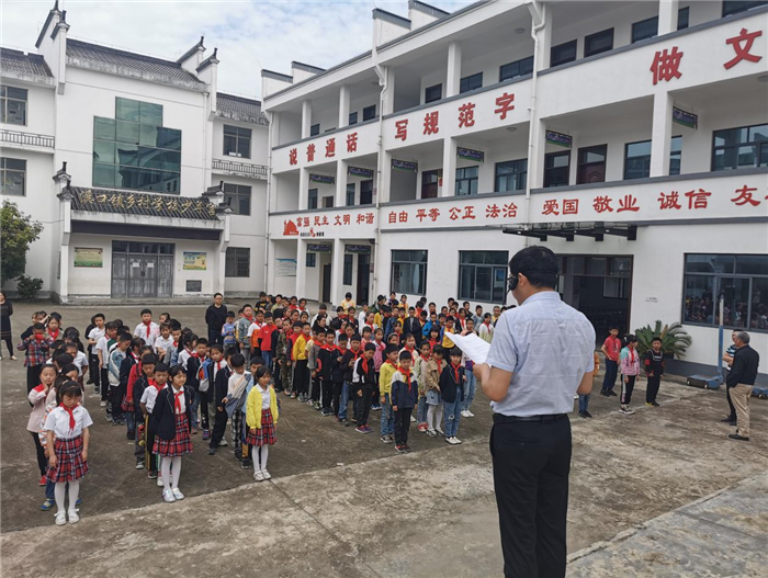 溪口小学开展爱眼日活动