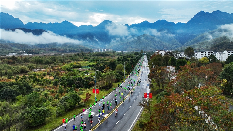 会客天下 游跑黄山 2024黄山马拉松鸣枪开跑