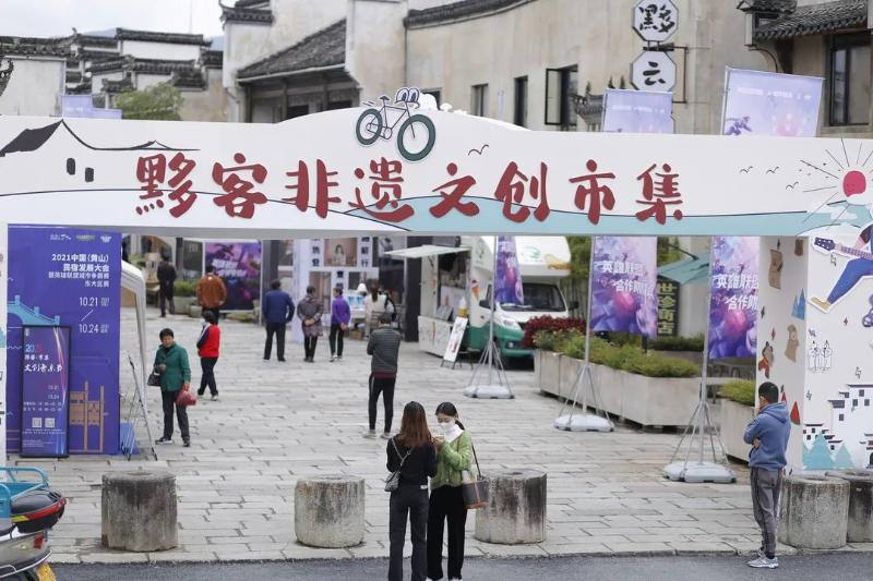 市集共设摊位137个,展示数件来自全国各地的非遗文创工艺品.