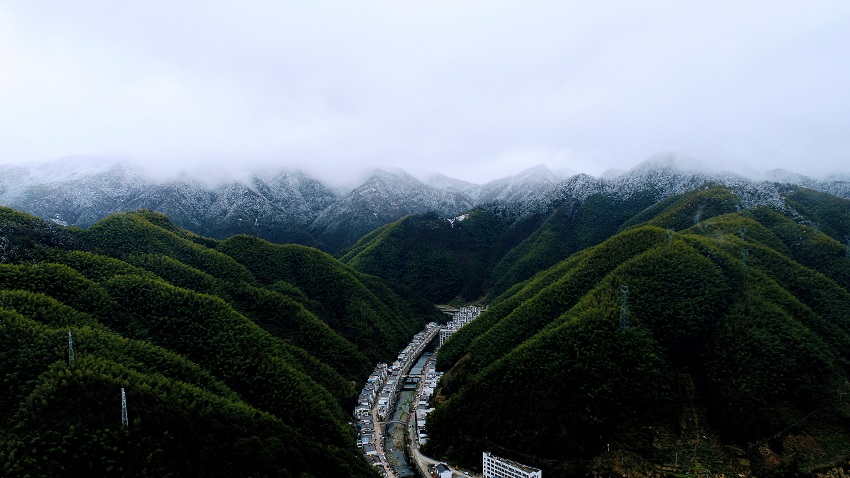 春雪下的汤口小镇