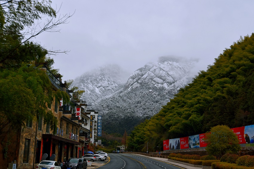 春雪下的汤口小镇