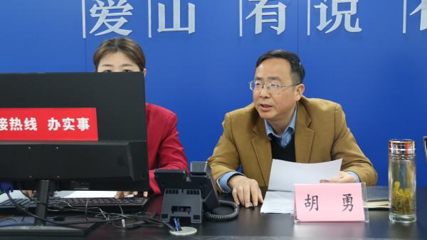 市委教育工委书记胡勇现场接办