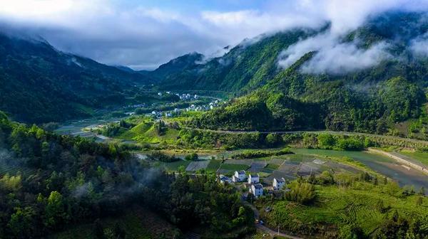 4月24日,雨后放晴,休宁县蓝田镇迪岭村上空出现云海景观,犹如人间仙境
