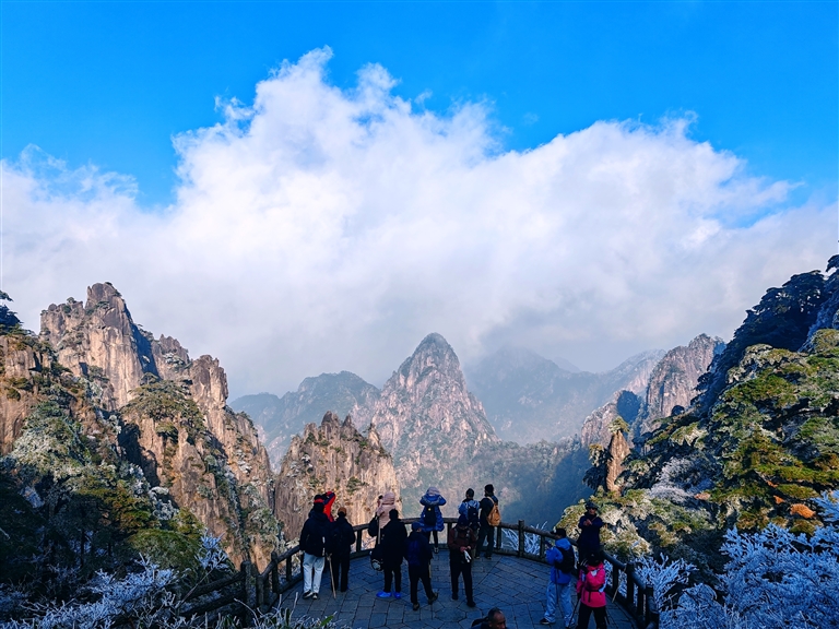 雾凇云海绘冬景