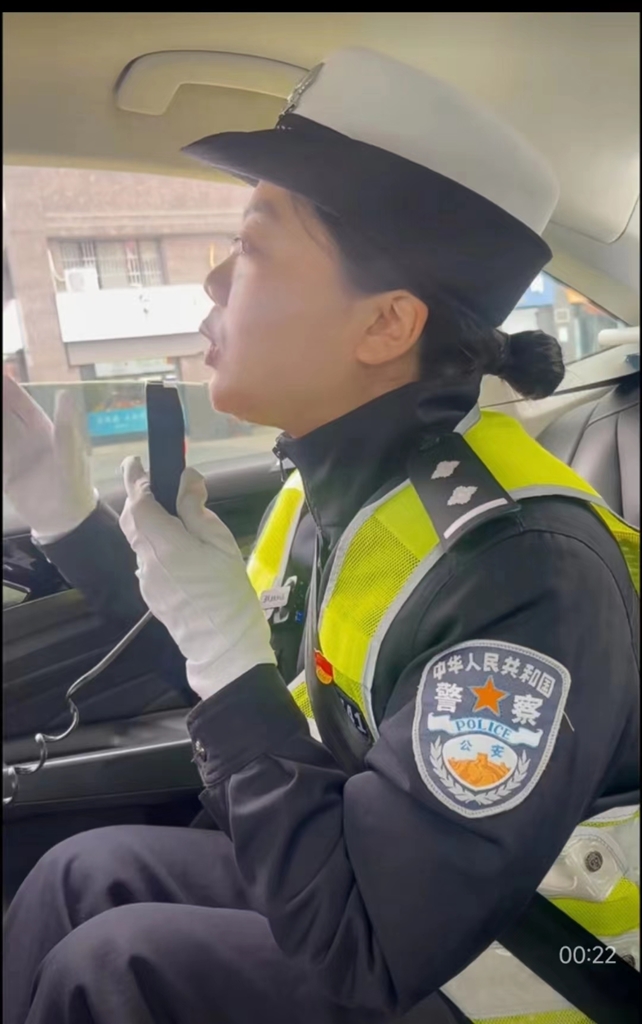 黄山公安交警"温柔女声"劝导遵法守法 - 行讯宝